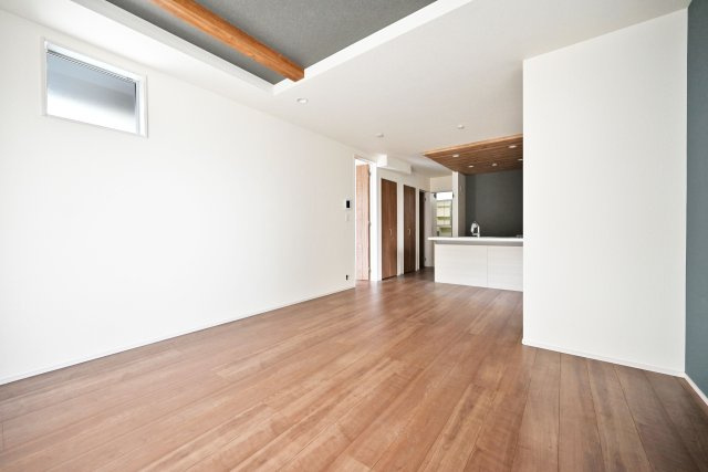 ブルーミングガーデン浜甲子園2丁目新築一戸建て│3LDK+並列駐車2台可（制限有）の外観|2号棟外観です。広いバルコニーが特徴的な物件です。駐車2台可（車種制限有）。詳しくはお気軽にお問い合わせください。