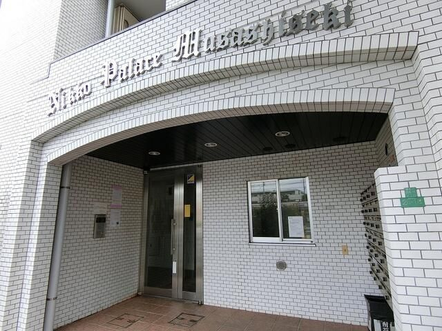 日興パレス武蔵関のエントランス