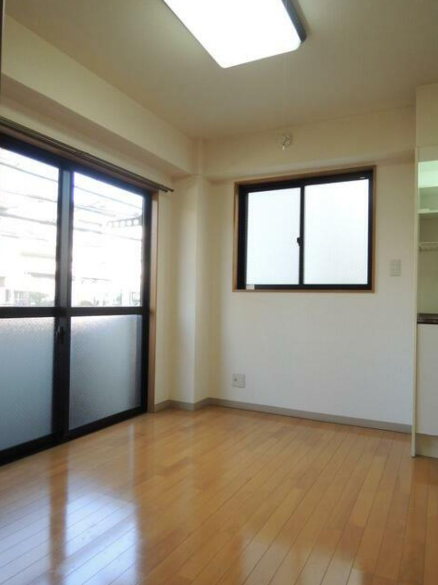 ミレニアム新井の居間・リビング