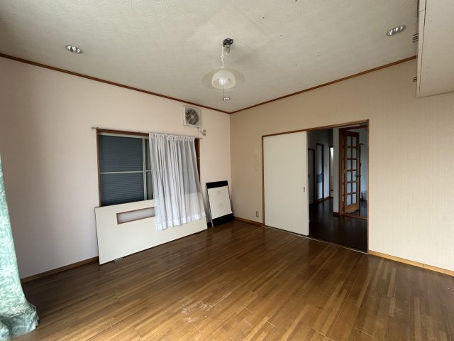 東庄町石出 石出堰親水公園近接 4LDK 庭付き戸建の洋室|2面採光の明るい洋室。メインの寝室や客間としても使えます。