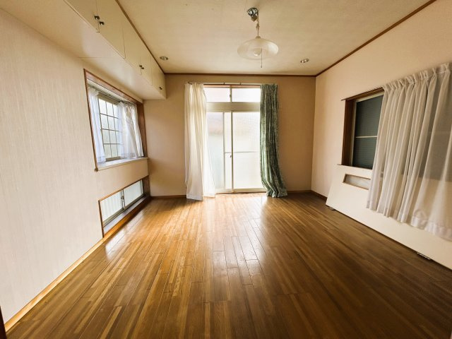 東庄町石出 石出堰親水公園近接 4LDK 庭付き戸建の洋室|壁一面に収納がありお部屋もすっきり。家具配置もしやすい形。