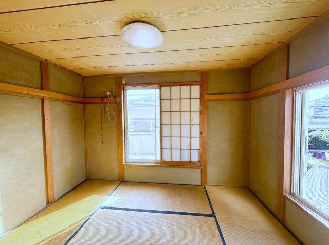 東庄町石出 石出堰親水公園近接 4LDK 庭付き戸建の和室|陽だまりが心地よい和室。ルーフバルコニーに面しています。