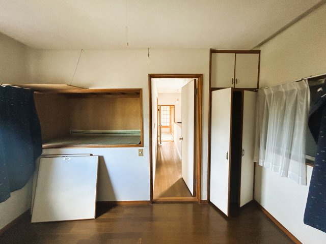 東庄町石出 石出堰親水公園近接 4LDK 庭付き戸建の洋室|お部屋を広く使える収納豊富な洋室
