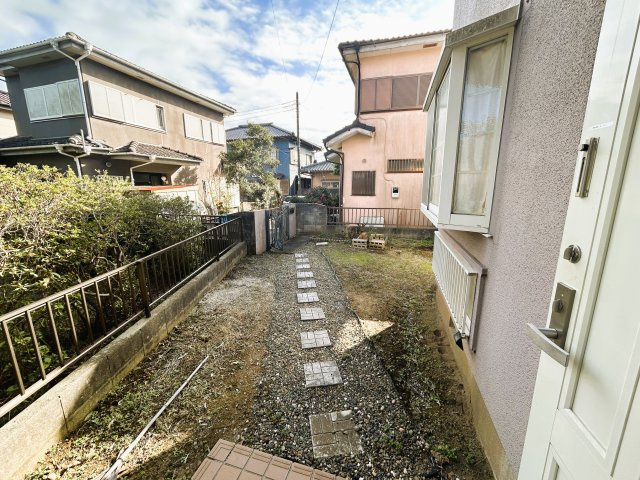東庄町石出 石出堰親水公園近接 4LDK 庭付き戸建の外観|門から玄関までゆとりある動線。お好みの鉢植えで彩る楽しみも。