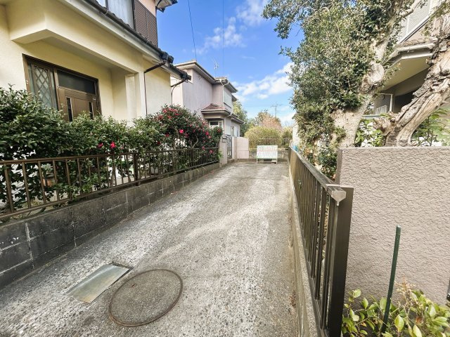 東庄町石出 石出堰親水公園近接 4LDK 庭付き戸建の外観|敷地内に駐車スペースを確保。大切なお車を身近に置ける安心感。