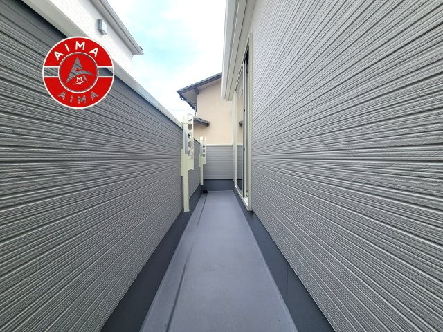 福岡市南区屋形原2丁目第1-4棟（1号棟）のバルコニー|風をしっかりと感じられるバルコニーでは、毎日が洗濯日和です。広々としているので洗濯も楽しくなるでしょうし、気分転換にバルコニーからの眺めを楽しむのもいいでしょう。