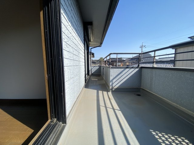 川越市かすみ野中古戸建のバルコニー|あたたかく穏やかな自然光に包まれるバルコニーです。清らかで穏やかな時間が流れ、明日への活力を養うことができる空間です。
