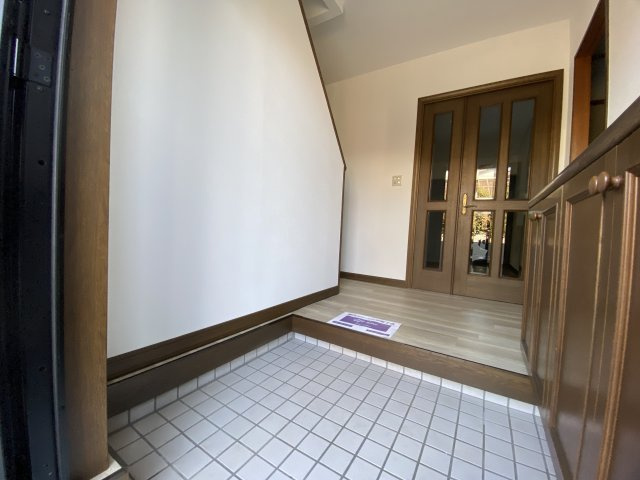 川越市かすみ野中古戸建の玄関|玄関は毎日必ず通る場所ですから、これだけゆとりがあると、帰宅した瞬間にオンとオフがしっかり切り替えられそうですね。