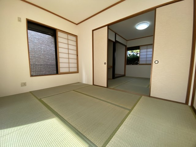 川越市かすみ野中古戸建の和室|心がホッと落ち着く和室をご用意しました！床が柔らかいので小さいお子様のプレイルームや、ご両親が泊まりに来た時の客間としてなど、様々な用途で使える万能なお部屋です☆
