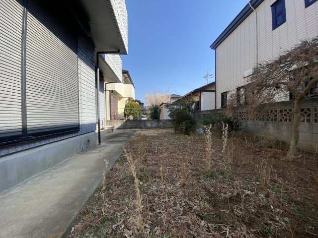 川越市かすみ野中古戸建の庭|ちょっとした庭スペースがあり、キッズプールや家庭菜園、ペットの遊び場など使い方は色々！外時間を気軽に楽しめる嬉しいスペースです。
