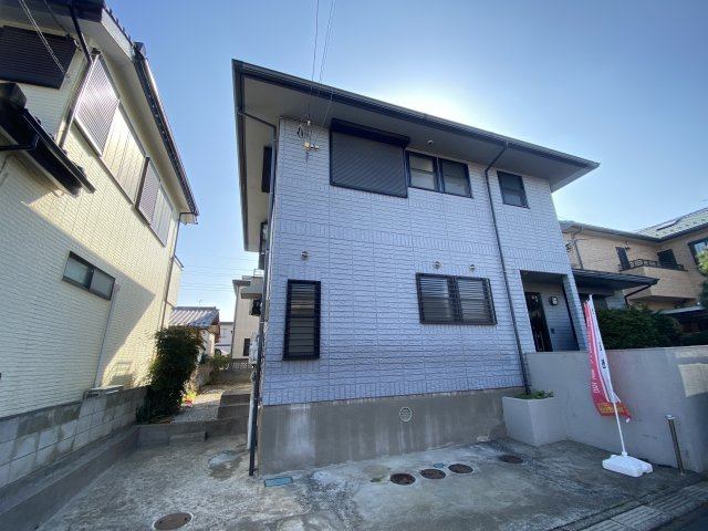 川越市かすみ野中古戸建の外観|端正なラインとバランスのとれたフォルムが印象的な外観。どんな街並みにも馴染みながら、それでいて確かな存在感を感じさせる一棟です。住まう人の“ちょうどいい品格”を演出します。
