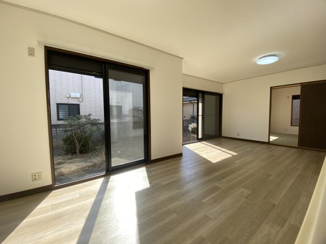 川越市かすみ野中古戸建の居間・リビング|落ち着いた雰囲気の中にも明るさが感じられるリビングダイニング。空間にリズムを生む配置計画で、家族の距離がほどよく保たれます。オン・オフの切り替えがしやすく、日々の暮らしを心地よく整えてくれる設計です
