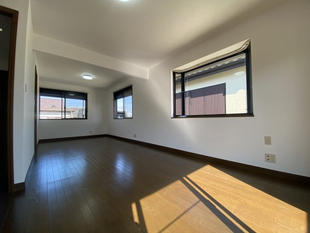 川越市かすみ野中古戸建の洋室|シンプルで使い勝手の良い洋室は、家具の配置がしやすく、理想のインテリアを思いのままに楽しめます。プライベート時間を快適に過ごせる心地よい空間です。
