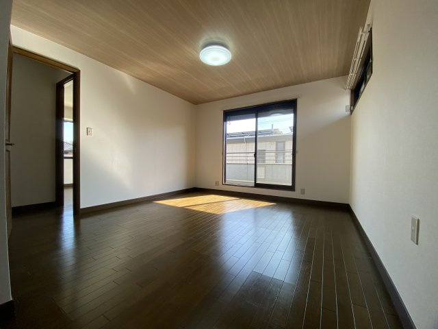 川越市かすみ野中古戸建の洋室|すっきりとしたつくりで、どんなインテリアにも馴染む洋室。収納とのバランスもよく、日常生活が自然と整う使い勝手の良い一部屋です。
