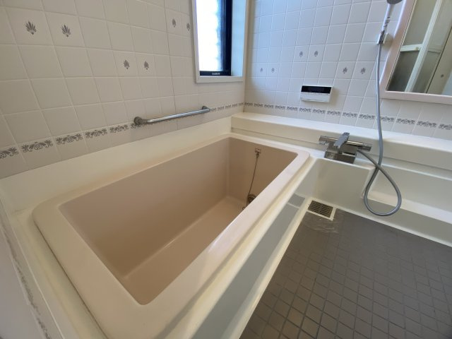 川越市かすみ野中古戸建の浴室|お一人でゆっくり過ごすのも良し。お子様と一緒に楽しみながら入るのも良し、至福のバスタイムで日頃の疲れを癒してください。
