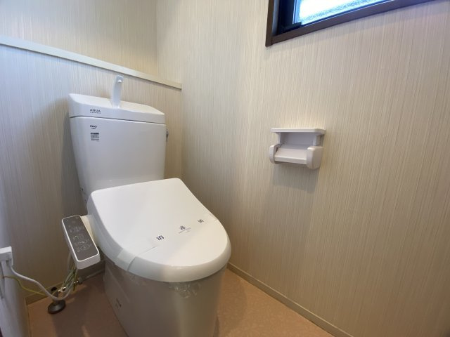 川越市かすみ野中古戸建のトイレ|トイレは温水洗浄便座付です。上部には収納付。トイレットペーパー等、買い置きもしやすそうです。
