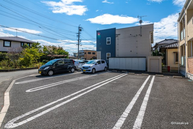 メゾン ロータスの駐車場