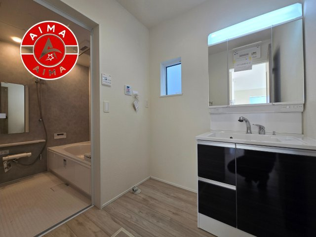 福岡市南区屋形原2丁目第1-4棟（3号棟）の内観：施工例|ゆとりの洗面スペースで朝の身支度もスムーズに。暮らしを快適に変えるシャワー付洗面台です！