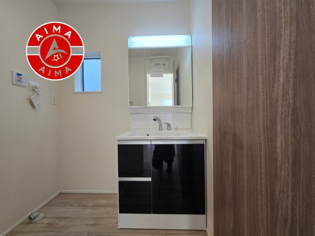 福岡市南区屋形原2丁目第1-4棟（3号棟）の内観：施工例|毎日使うものだから清潔な空間を保ちたい水回り。洗面にはそんな願いを解消させてくれる収納アイデアが満載です。三面鏡の裏側にはキャビネットが現れ小物から背の高い物まで収納できます。