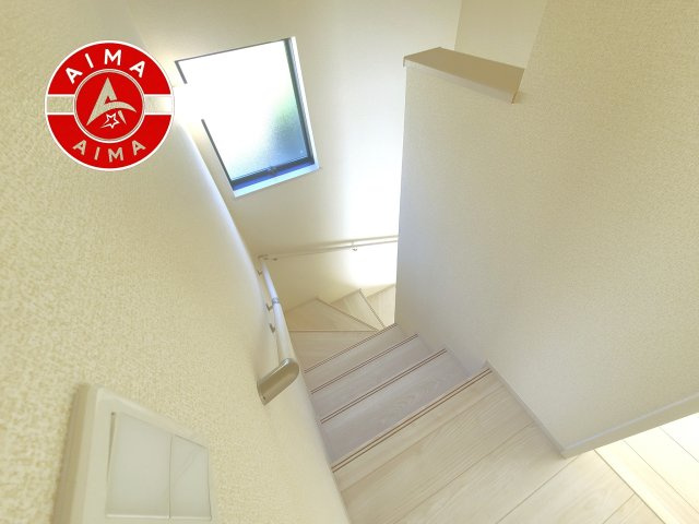 福岡市南区屋形原2丁目第1-4棟（3号棟）の内観：施工例|＜手すり付階段＞手すりがないと階段の昇り降りで危険なことはもちろん、壁に手をつきながら歩くことで壁紙が汚れやすくなります。すべての方に快適に昇り降りしていただくため、手すりを設置しました。