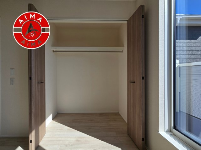 福岡市南区屋形原2丁目第1-4棟（3号棟）の内観：施工例|洋服や大きな荷物が多い方や人数の多いご家族などは、一般的なクローゼットよりもウォークインクローゼットのほうが使い勝手が良いです。