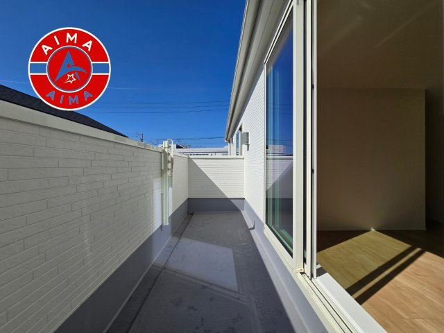 福岡市南区屋形原2丁目第1-4棟（3号棟）の外観：施工例|風をしっかりと感じられるバルコニーでは、毎日が洗濯日和です。広々としているので洗濯も楽しくなるでしょうし、気分転換にバルコニーからの眺めを楽しむのもいいでしょう。