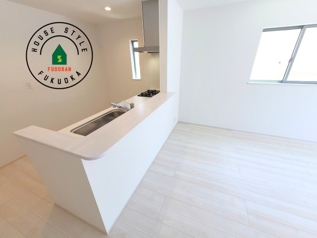 福岡市南区屋形原2丁目第1-4棟（3号棟）の内観：施工例|キッチンから立ち込める香りが今日の料理を期待させます。