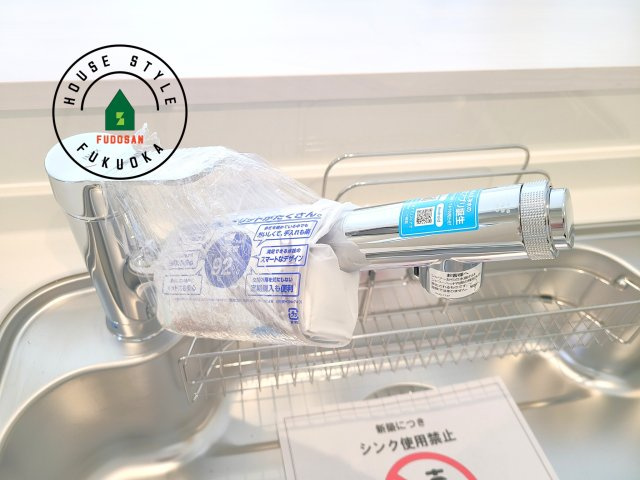 福岡市南区屋形原2丁目第1-4棟（3号棟）の発電・温水設備|ヘッドはシャワーや浄水に切り替え可能でノズルが延びる可動式。料理が楽しくなりますね。