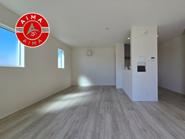 福岡市南区屋形原2丁目第1-4棟（3号棟）の内観：施工例|キッチンからリビングをしっかり確認できます。家族の笑顔があふれる空間になりそうですね。