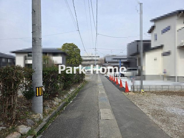 高知市朝倉本町2丁目（南）新築戸建ての前面道路含む現地写真