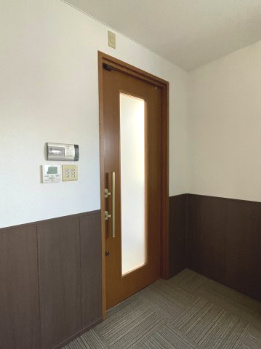 ＡＤＬビルの玄関