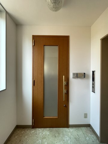 ＡＤＬビルの玄関