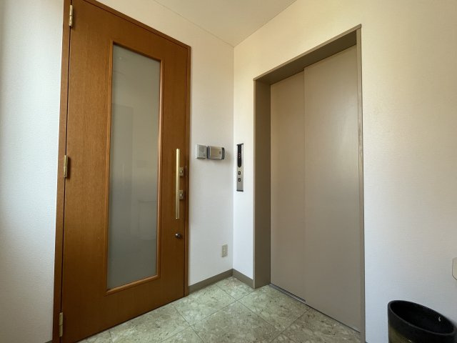 ＡＤＬビルの玄関