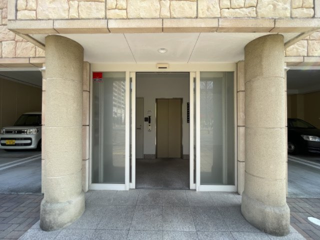 ＡＤＬビルのエントランス