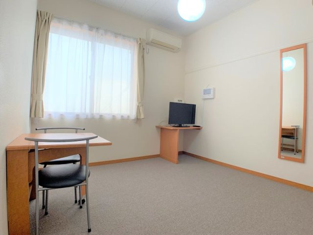 レオパレスコスモスの居間・リビング|ゆったりとしたリビングです