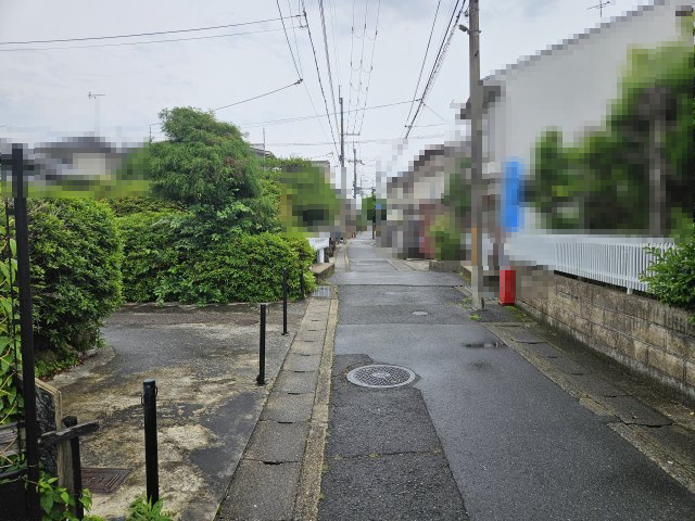 西京区桂乾町の前面道路含む現地写真|徒歩圏内に生活施設が充実しております。