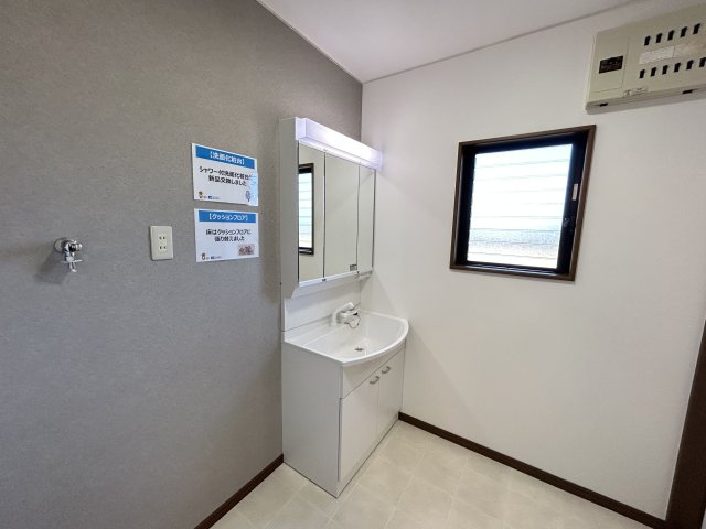 小松島市金磯町中古戸建の洗面所
