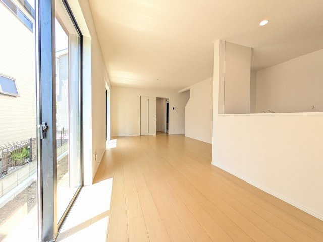 八王子市　西寺方町　新築一戸建ての内装|～18.14帖の明るいLDKで、家族団欒の時間をお過ごしいただけます～