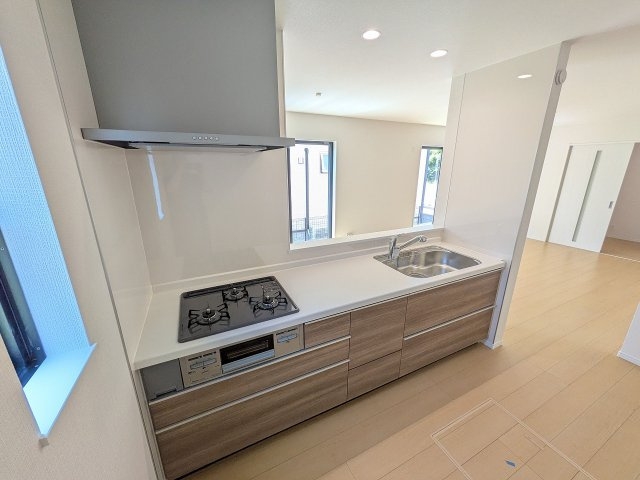 八王子市　西寺方町　新築一戸建てのキッチン|～３口コンロと広い調理台でお料理が捗ります～