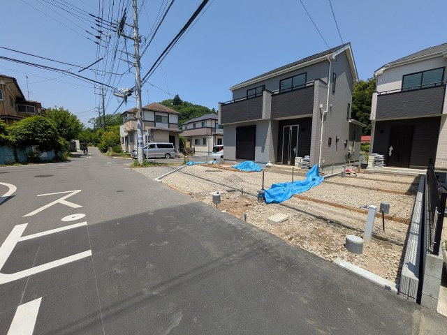 八王子市　西寺方町　新築一戸建ての前面道路含む現地写真|～南5ｍ道路に面しています～