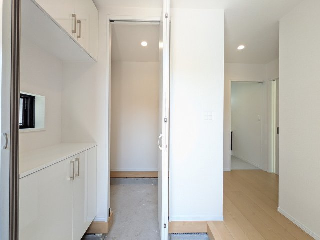 八王子市　西寺方町　新築一戸建ての玄関|～大容量シューズインクローク付き　物が溢れがちな玄関をスッキリとした状態に保てます～