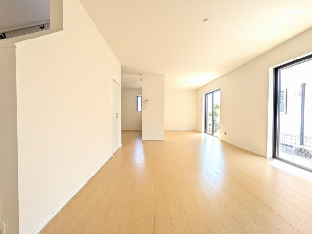 八王子市　西寺方町　新築一戸建ての居間・リビング|～18.14帖の明るいLDKで、家族団欒の時間をお過ごしいただけます～