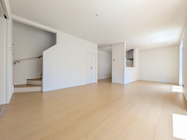 八王子市　西寺方町　新築一戸建ての居間・リビング|～18.14帖の明るいLDKで、家族団欒の時間をお過ごしいただけます～