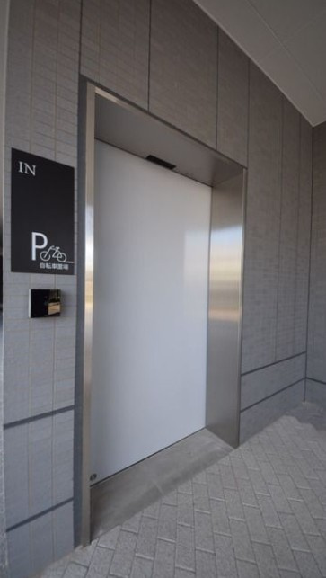 ドゥ・トゥール　ウエストの駐輪場|入口