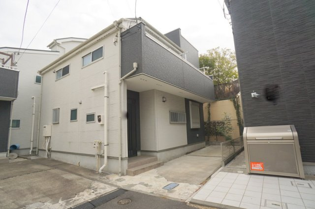 若宮３　戸建の外観|☆現況建物☆現況空家☆
木造2階建　2LDK+3S（納戸）+ルーフバルコニー
延床面積102.06㎡　2014年12月築　駐車スペース1台