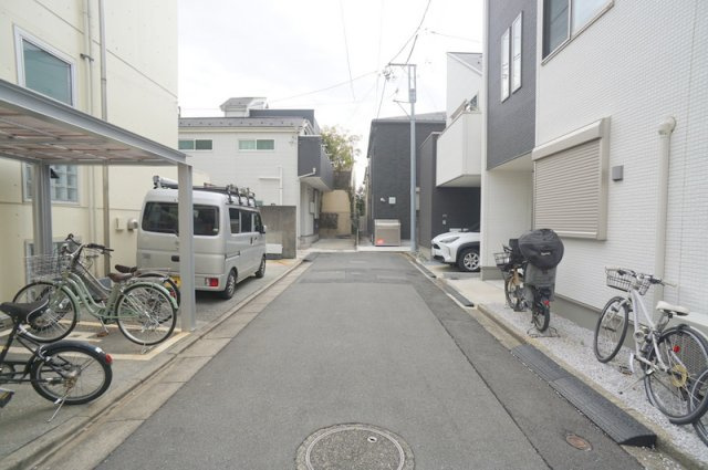 若宮３　戸建の前面道路含む現地写真|北側公道　幅員約4.0m　間口約2.0m