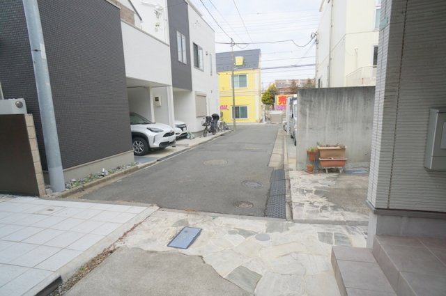 若宮３　戸建の前面道路含む現地写真|北側公道　幅員約4.0m　間口約2.0m
