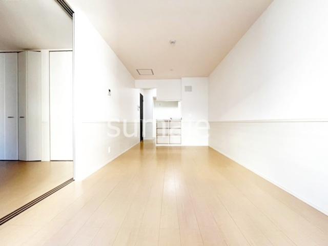 ロイヤルローズの寝室|広めのリビングです☆