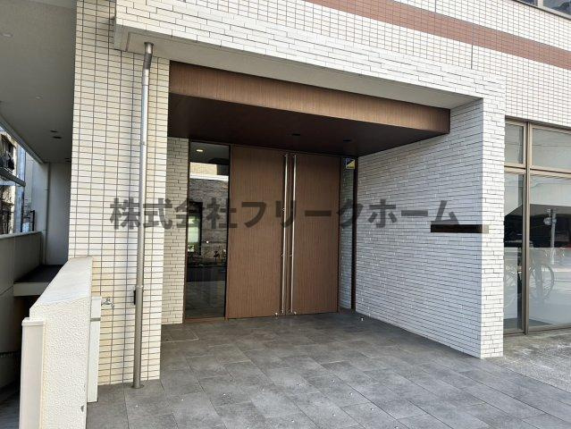 武蔵野市境１丁目の賃貸マンションのエントランス