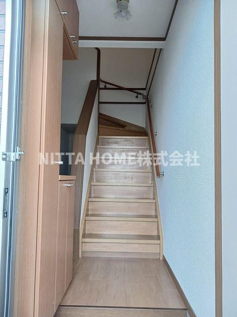 メゾンパルテール１の玄関|階段下に収納があります◆